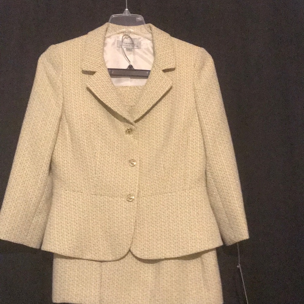 Tahari skirt suit